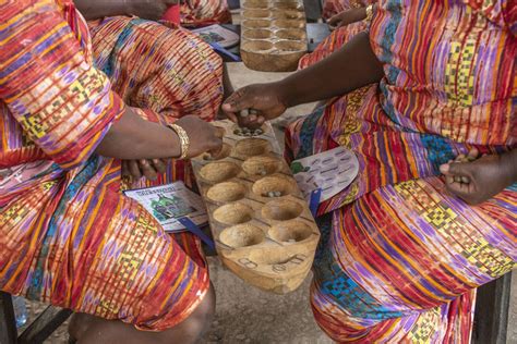 ¡The Tortoise Who Outwitted All Animals: Un viaje por la astucia y el respeto en la tradición yoruba!